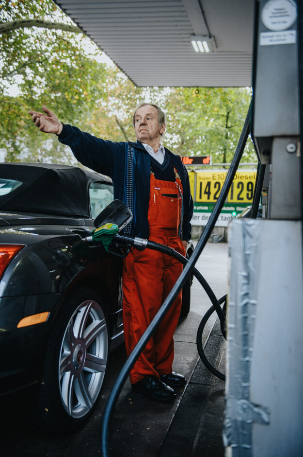 Duesseldorfs letzte private freie Tankstelle. Der 83-jaehrige Tankwart Roderich Zemke am 19.10.2018 bei der Arbeit an der Tankstelle in Duesseldorf.