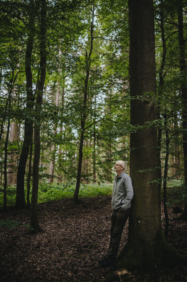 Portrait von Peter Wohlleben am 12.08.2019 in einem Wald bei Huemmel.