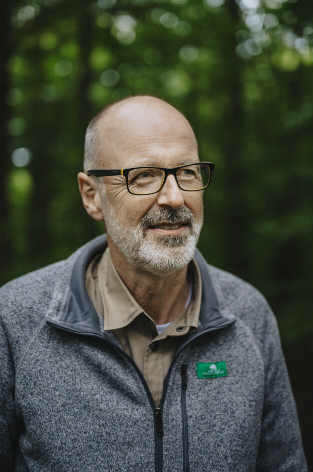Portrait von Peter Wohlleben am 12.08.2019 in einem Wald bei Huemmel.