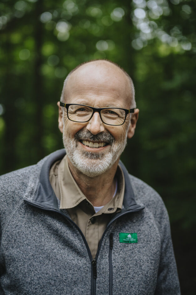 Portrait von Peter Wohlleben am 12.08.2019 in einem Wald bei Huemmel.