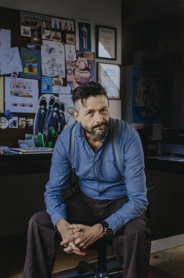 Portrait des Comiczeichners Ralf Koenig am 02.05.2019 in seiner Wohnung Koeln.