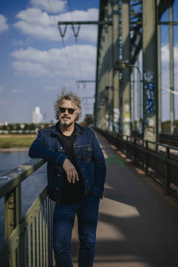 Portrait von Wolfgang Niedecken am 14.09.2018 an der Suedbruecke ueber dem Rhein in Koeln.