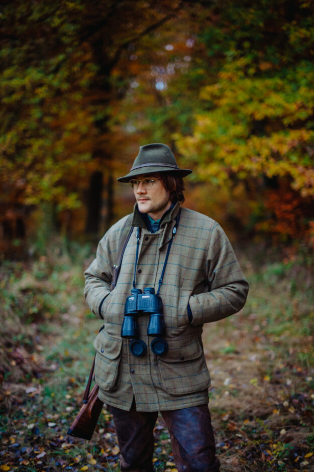 Portrait von Julian Kutzim am 04.11.2016 in dem Jagdrevier seiner Familie in Medebach-Bergen.