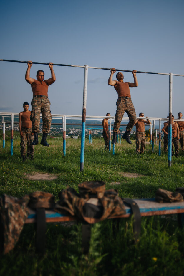 Stepanakert, Nagorny-Karabach (Bergkarabach), 31.05.2012, Soldaten beim Fruehsport in einer Kaserne in der Naehe der Hauptstadt. II Das Gebiet Nagorny-Karabach (Bergkarabach) wurde vor dem Zerfall der Sowjetunion von Armeniern und Aserbaidschaner bewohnt. Anfang der 90er Jahre brach ein Krieg um das Gebiet zwischen den beiden Volksgruppen aus an dessen Ende die Armenier gewonnen hatten und eine eigenstaendige Republik ausriefen. Die Republik wird seitdem von keinem Staat der Welt anerkannt.