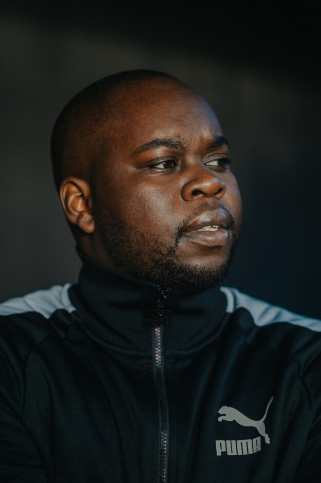 Portrait des Rappers Sugar MMFK am 12.11.2020 am Rhein in Bonn.