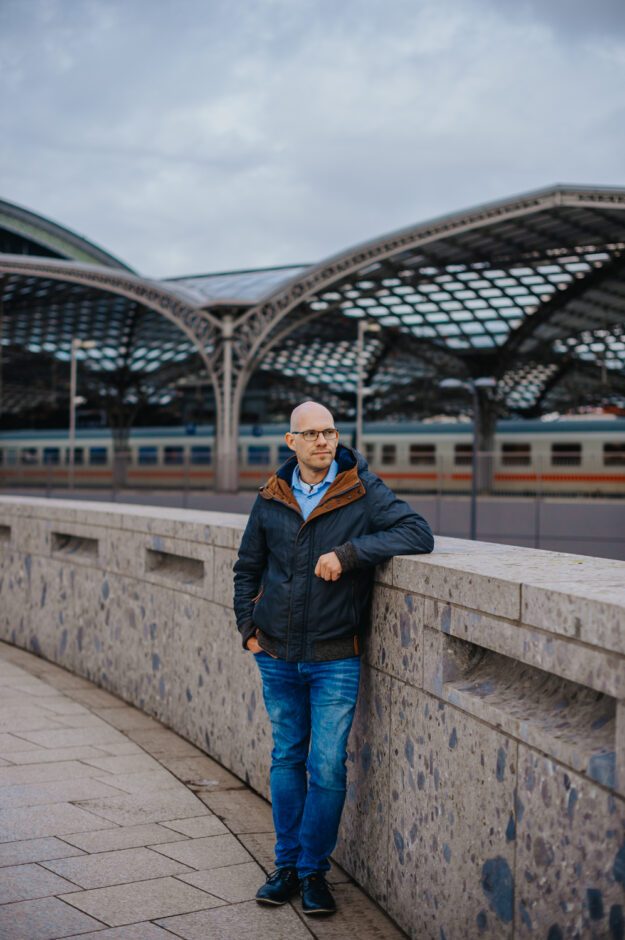 Wut - Die Verrohung der Gesellschaft. Portrait von Christian Deckert, Zugbegleiter im Fernverkehr, am 12.02.2019 am Hauptbahnhof in Koeln.