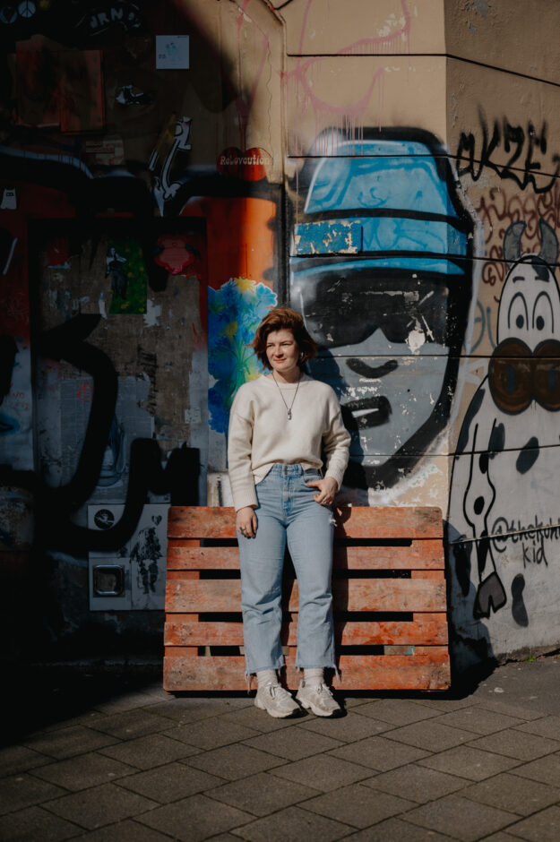 Newsletter-039 Portrait von Sophia Fritz, Autorin u.a. des Buches "Toxische Weiblichkeit", am 06.03.2024 in Koeln.