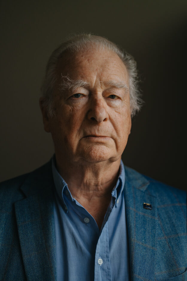 Portrait von Eberhard Luetjohann, Rechtsanwalt, am 30.06.2023 in seinem Haus in Wachtberg Villiprott. Er vertritt Georg Menne gegen das Erzbistum Koeln.