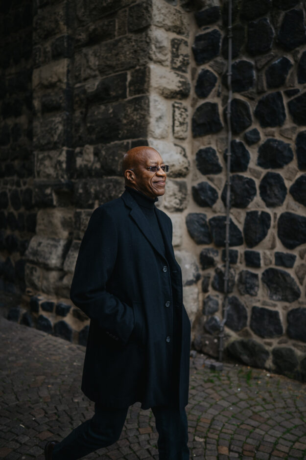 Portrait von Edwin Moses, Olympiasieger und Weltmeister über 400 Meter Hürden, am 18.10.2024 in Koeln.