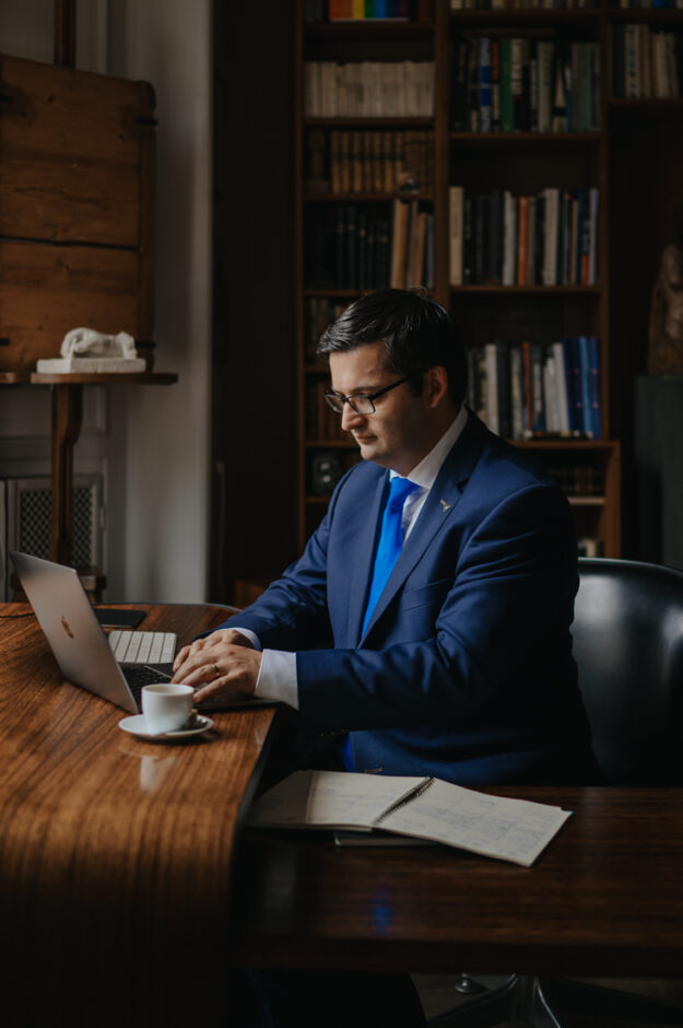 Portrait von Frederic Baldan, belgischer Lobbyist bei der EU, am 18.06.2023 in Bruessel. Er hat Ursula von der Leyen verklagt.