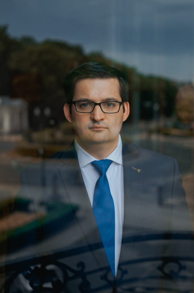 Portrait von Frederic Baldan, belgischer Lobbyist bei der EU, am 18.06.2023 in Bruessel. Er hat Ursula von der Leyen verklagt.