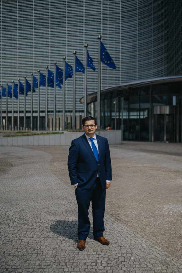 Portrait von Frederic Baldan, belgischer Lobbyist bei der EU, am 18.06.2023 in Bruessel. Er hat Ursula von der Leyen verklagt.