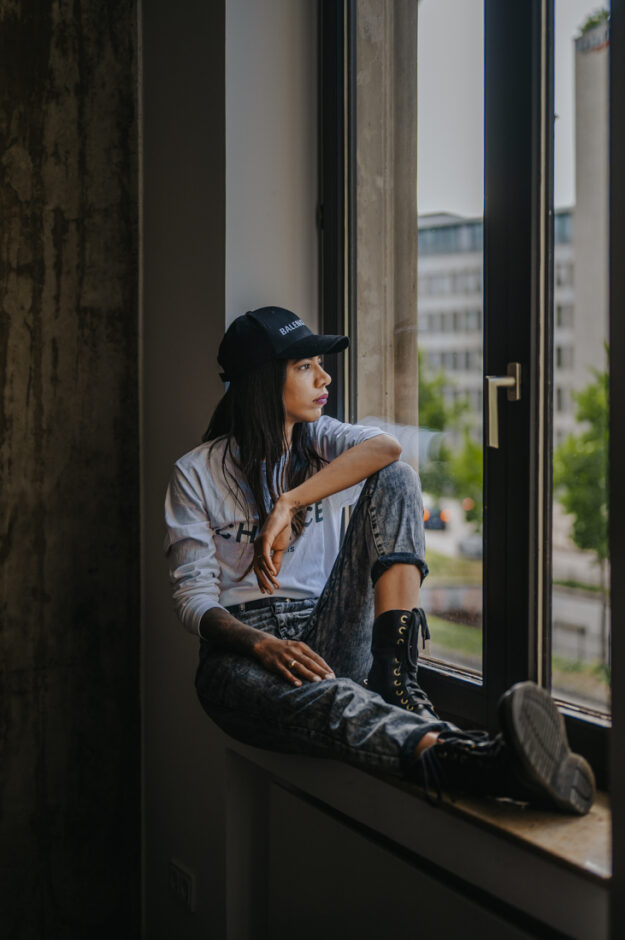 +++Keine Abgabe an BILD und Springer Verlag+++ Portrait Jasmina Kuhnke aka Quattromilf, Comedian / Authorin, Kaempferin gegen Rechts, am 22.06.2020 in Koeln.
