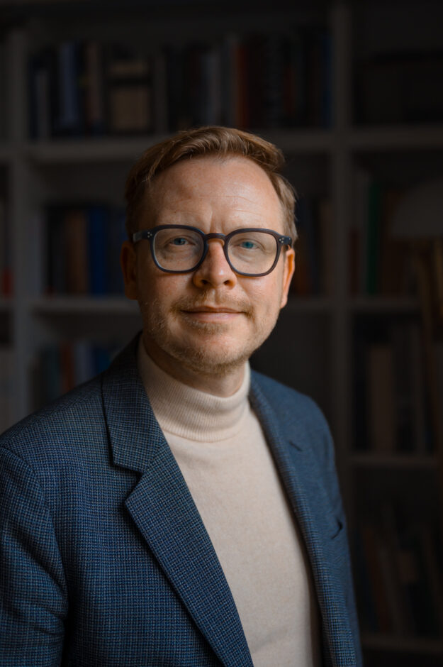 Portrait Philosoph Markus Gabriel am 07.10.2024 in seinem Buero in Bonn. Portrait Philosoph Markus Gabriel am 07.10.2024 in seinem Buero in Bonn.
