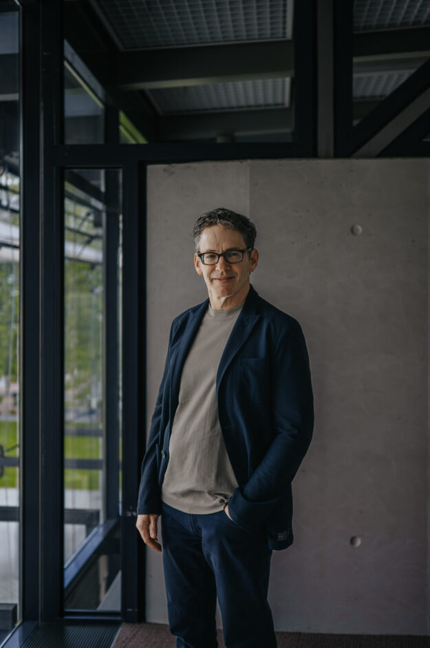 Portrait von William "Bill" Anderson, CEO Bayer AG, am 18.06.2024 in der Konzernzentrale in Leverkusen.